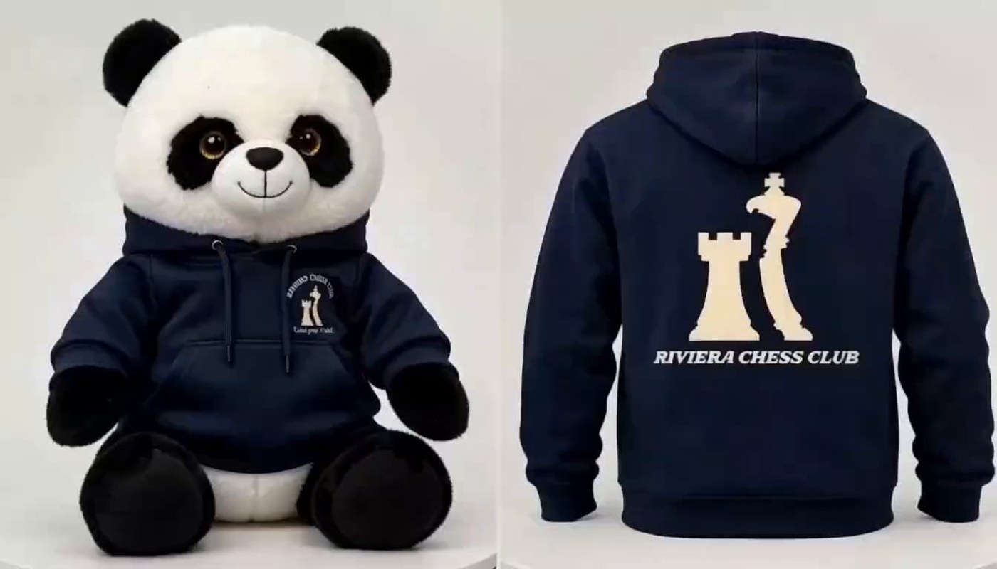 Peluche panda portant le sweat à capuche bleu marine du Riviera Chess Club, et dos du sweat avec le logo tour et roi